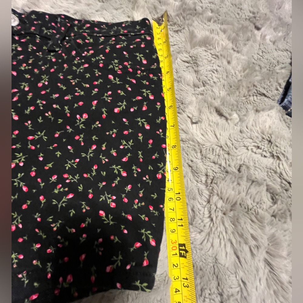 Levi’s Floral Black Shorts - Picture 6 of 7